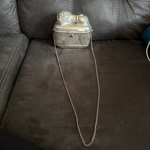 Antique Silver Lion-Shaped Handbag With Intricate Floral Design & Chain Strap - Picture 7 of 8